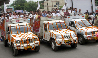 Procession being taken out in Jammu on the occasion of Kabir Jayanti on Tuesday. —Excelsior/Rakesh Procession being taken out in Jammu on the occasion of Kabir Jayanti on Tuesday. —Excelsior/Rakesh