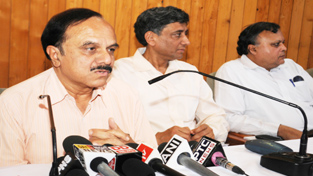 General Manager, Northern Railway, A.K. Puthia along with senior officers of Northern Railway & Divisional Railway Manager, addressing a press conference at Nowgam Railway Station in Srinagar on Saturday. —Excelsior/Amin War General Manager, Northern Railway, A.K. Puthia along with senior officers of Northern Railway & Divisional Railway Manager, addressing a press conference at Nowgam Railway Station in Srinagar on Saturday. —Excelsior/Amin War