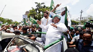 Rashtriya Janata Dal (RJD) chief Lalu Prasad leads Raj Bhawan march to protest withholding of the caste-based census data, in Patna on Monday. (UNI ) Rashtriya Janata Dal (RJD) chief Lalu Prasad leads Raj Bhawan march to protest withholding of the caste-based census data, in Patna on Monday. (UNI )