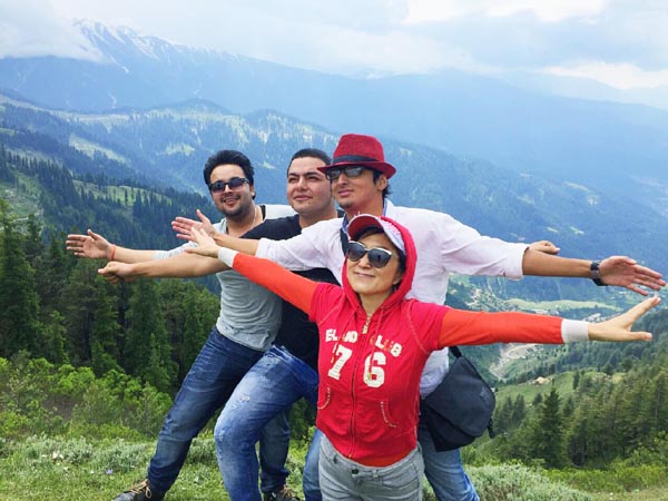 A Chinese traveller Mei Jin posing for a picture with Indian friends at Titanic Point in Padri Gali at Bhaderwah on Wednesday. —Excelsior/Tilak Raj