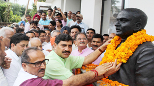 The statue of Dr Shyama Prasad Mookerjee that was unveiled by BJP leaders at Trikuta Nagar on Monday. —Excelsior/Rakesh The statue of Dr Shyama Prasad Mookerjee that was unveiled by BJP leaders at Trikuta Nagar on Monday. —Excelsior/Rakesh