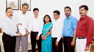 A deputation of Delhi State Government Schools Teachers' Association handing over a memorandum of their grievances to Union Minister Dr Jitendra Singh at New Delhi on Wednesday. A deputation of Delhi State Government Schools Teachers' Association handing over a memorandum of their grievances to Union Minister Dr Jitendra Singh at New Delhi on Wednesday.