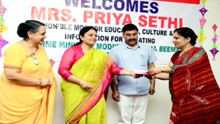 Minister of State for Education, Culture and Information Priya Sethi alongwith other dignitaries while initiating PM’s Insurance Scheme in Doon International School on Friday. Minister of State for Education, Culture and Information Priya Sethi alongwith other dignitaries while initiating PM’s Insurance Scheme in Doon International School on Friday.