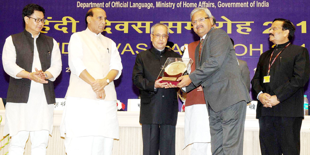 President, Pranab Mukherjee presented the Official Language awards, at the Hindi Divas Samaroh, in New Delhi on Monday. President, Pranab Mukherjee presented the Official Language awards, at the Hindi Divas Samaroh, in New Delhi on Monday.