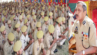 ADGP Navin Agarwal addressing jawans.