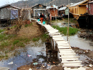 A view of garbage on the banks of Dal lake in Srinagar. —Excelsior/Amin War A view of garbage on the banks of Dal lake in Srinagar. —Excelsior/Amin War