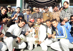 Firdous XI Doda posing for a group photograph alongwith dignitaries on Monday. Firdous XI Doda posing for a group photograph alongwith dignitaries on Monday.