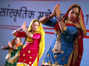 Artists presenting item during Power Grid’s Annual Regional Cultural Festival at Jammu on Saturday. —Excelsior/Rakesh Artists presenting item during Power Grid’s Annual Regional Cultural Festival at Jammu on Saturday. —Excelsior/Rakesh