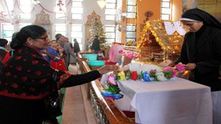 A devotee touching the feet of Lord Jesus Christ during Christmas celebration at Jammu on Friday. —Excelsior/Rakesh A devotee touching the feet of Lord Jesus Christ during Christmas celebration at Jammu on Friday. —Excelsior/Rakesh