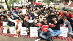 ReT Teachers shouting slogans in support of their demands during protest on Sunday. -Excelsior/ Rakesh ReT Teachers shouting slogans in support of their demands during protest on Sunday. -Excelsior/ Rakesh