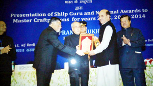 President Pranab Mukherjee presenting National Award for paper mache to Syed Maqbool Hussain Rizvi. President Pranab Mukherjee presenting National Award for paper mache to Syed Maqbool Hussain Rizvi.