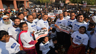 Union Minister Dr Jitendra Singh, flanked by Rajya Sabha MP and former Union Minister Vijay Goel, formally launching “Save Chandni Chowk” campaign from Jama Masjid, Delhi on Sunday. Union Minister Dr Jitendra Singh, flanked by Rajya Sabha MP and former Union Minister Vijay Goel, formally launching “Save Chandni Chowk” campaign from Jama Masjid, Delhi on Sunday.