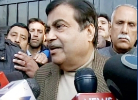 Gadkari visits Mufti's residence in Kashmir Gadkari visits Mufti's residence in Kashmir