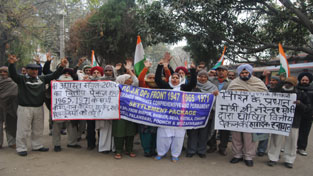 PoJK refugees staging protest in Jammu on Sunday. Excelsior/ Rakesh PoJK refugees staging protest in Jammu on Sunday. Excelsior/ Rakesh