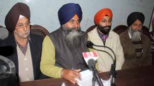 J&K Sikh Council president Harmohinder Singh addressing press conference in Jammu on Friday. —Excelsior/ Rakesh J&K Sikh Council president Harmohinder Singh addressing press conference in Jammu on Friday. —Excelsior/ Rakesh