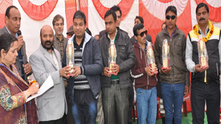 Minister for Forest, Bali Bhagat presenting mementos to former inmates of RSB at Roop Nagar on Monday. Minister for Forest, Bali Bhagat presenting mementos to former inmates of RSB at Roop Nagar on Monday.