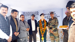 Former Minister Dr Manohar Lal, Ex-MLC Subhash Gupta and others paying tributes to Martyr Mangal Singh in Kathua on Tuesday. Former Minister Dr Manohar Lal, Ex-MLC Subhash Gupta and others paying tributes to Martyr Mangal Singh in Kathua on Tuesday.