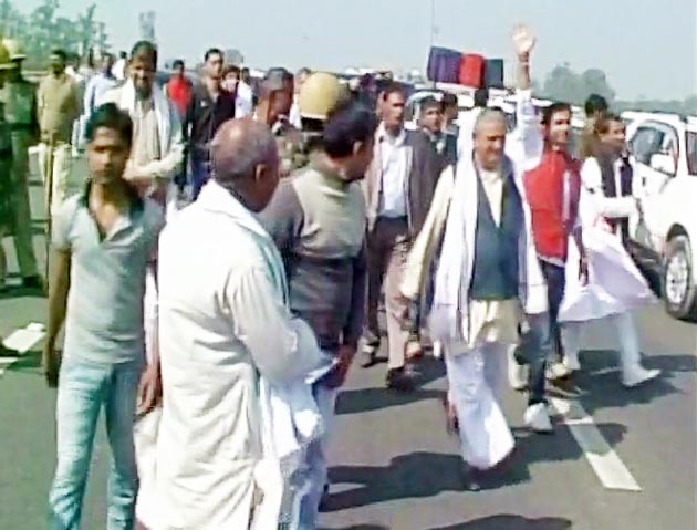 Jat stir: Haryana remains in grip of violence, toll 10 Jat stir: Haryana remains in grip of violence, toll 10Jat stir: Haryana remains in grip of violence, toll 10