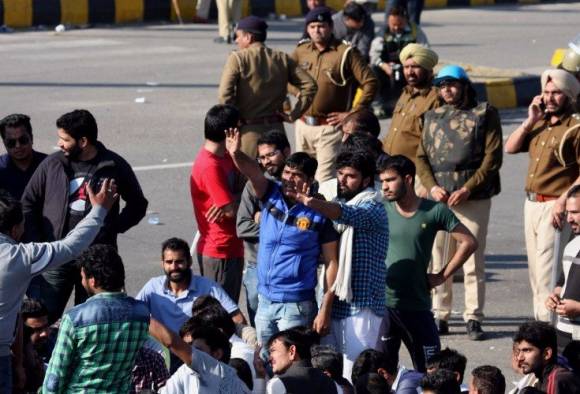 Jat stir: Fresh violence breaks out in Haryana, death toll 16 Jat stir: Fresh violence breaks out in Haryana, death toll 16