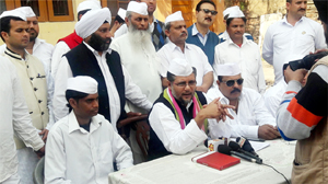 Cong Seva Dal State Chief Balwinder Singh addressing meeting in Jammu on Wednesday. Cong Seva Dal State Chief Balwinder Singh addressing meeting in Jammu on Wednesday.