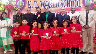 Students posing alongwith the dignitaries at KD Public School during Annual Day Function. Students posing alongwith the dignitaries at KD Public School during Annual Day Function.