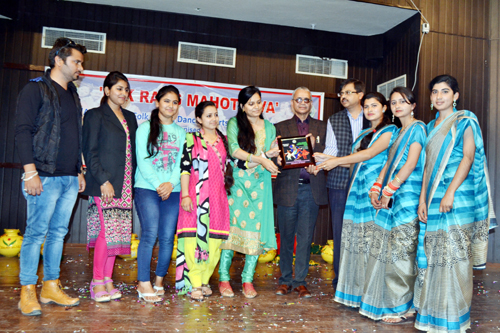 Students of Sant Mela Singh College being awarded Rolling Trophy during valedictory function of ‘Lok Rang Mahotsava’ at JU on Friday. Students of Sant Mela Singh College being awarded Rolling Trophy during valedictory function of ‘Lok Rang Mahotsava’ at JU on Friday.
