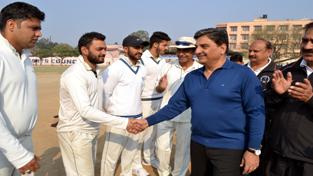Mehboob Iqbal interacting with players after inaugurating Cricket Tourney ‘Salute & Tribute to Siachen Martyrs’ at Parade Cricket Ground in Jammu on Sunday. Mehboob Iqbal interacting with players after inaugurating Cricket Tourney ‘Salute & Tribute to Siachen Martyrs’ at Parade Cricket Ground in Jammu on Sunday.