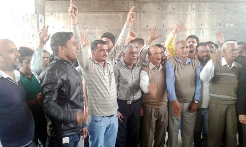 Protesters raising slogans during demonstration at Bari-Brahmana. — Excelsior/Gautam Protesters raising slogans during demonstration at Bari-Brahmana. — Excelsior/Gautam