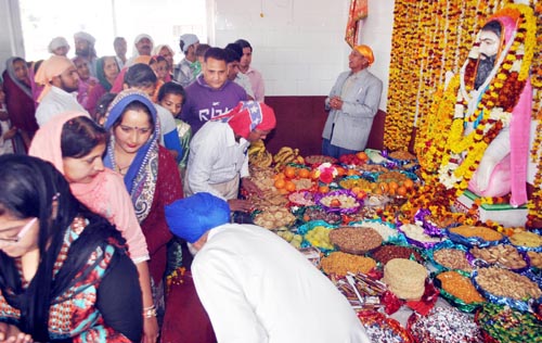 Devotees offering prayers at Shri Guru Ravi Dass ji temple at Krishna Nagar in Jammu on Monday. —Excelsior/Rakesh Devotees offering prayers at Shri Guru Ravi Dass ji temple at Krishna Nagar in Jammu on Monday. —Excelsior/Rakesh