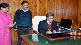 Advisor to Governor, Khurshid Ahmed assuming charge at Civil Secretariat on Friday. Advisor to Governor, Khurshid Ahmed assuming charge at Civil Secretariat on Friday.