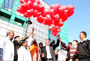 French Cardiologist Dr Marc Silvestri and HoD Cardiology GMC Dr Sushil Sharma releasing balloons to give message of ‘no smoking’ in Jammu on Wednesday. French Cardiologist Dr Marc Silvestri and HoD Cardiology GMC Dr Sushil Sharma releasing balloons to give message of ‘no smoking’ in Jammu on Wednesday.