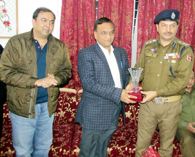 BBIA representatives presenting a memento to SSP Samba during his visit B B Industrial Complex on Monday. -Excelsior/Gautam BBIA representatives presenting a memento to SSP Samba during his visit B B Industrial Complex on Monday. -Excelsior/Gautam