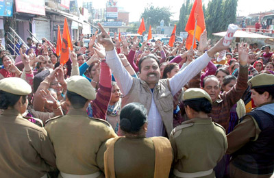 Anganwadi workers and helpers staging protest demonstration near Press Club in Jammu on Monday. —Excelsior/ Rakesh Anganwadi workers and helpers staging protest demonstration near Press Club in Jammu on Monday. —Excelsior/ Rakesh