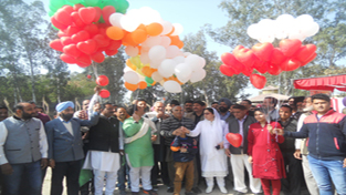 Senior BJP leaders Dr Darakshan Andrabi, Ashok Koul and others releasing baloons & pigeons to mark Indo-Pak peace & friendship day at Suchetgarh border in Jammu on Sunday. — Excelsior/Rakesh Senior BJP leaders Dr Darakshan Andrabi, Ashok Koul and others releasing baloons & pigeons to mark Indo-Pak peace & friendship day at Suchetgarh border in Jammu on Sunday. — Excelsior/Rakesh