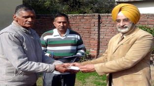 Director Rajya Sainik Board, Retd. Brigadier Harcharan Singh handing over cheque to a beneficiary at Kathua on Friday. Director Rajya Sainik Board, Retd. Brigadier Harcharan Singh handing over cheque to a beneficiary at Kathua on Friday.