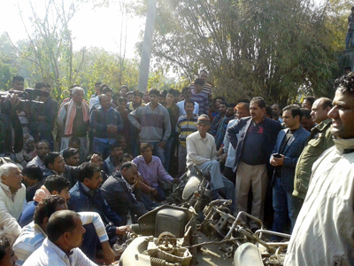 People protesting at Khada Maidana against murder of youth on Thursday. — Excelsior/Gautam People protesting at Khada Maidana against murder of youth on Thursday. — Excelsior/Gautam