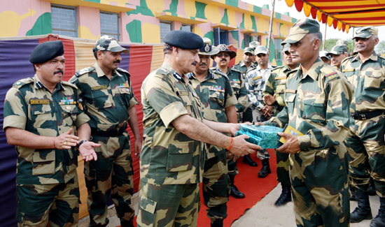 BSF IG, Jammu Frontiers, Rakesh Sharma meeting jawans in Samba sector.