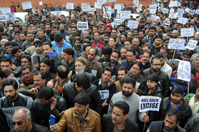 All Kashmir Gold Dealers and Workers Association during a protest demonstration at Lal Chowk, Srinagar on Saturday. -Excelsior Photo All Kashmir Gold Dealers and Workers Association during a protest demonstration at Lal Chowk, Srinagar on Saturday. -Excelsior Photo