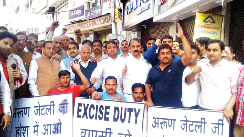 Jewellers raising slogans during protest at Jammu. Jewellers raising slogans during protest at Jammu.