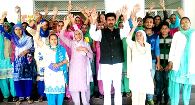 Irate residents of Nagrota protesting against PHE & CAPD Departments on Tuesday. -Excelsior/Gautam Irate residents of Nagrota protesting against PHE & CAPD Departments on Tuesday. -Excelsior/Gautam