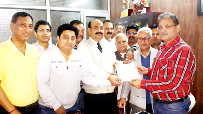 Jewellers submitting memorandum to Speaker, Legislative Assembly Kavinder Gupta at Jammu on Thursday. Jewellers submitting memorandum to Speaker, Legislative Assembly Kavinder Gupta at Jammu on Thursday.