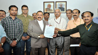Union Minister Dr Jitendra Singh receiving a memorandum from a delegation of Central Secretariat Services (CSS) Forum, at New Delhi. Union Minister Dr Jitendra Singh receiving a memorandum from a delegation of Central Secretariat Services (CSS) Forum, at New Delhi.