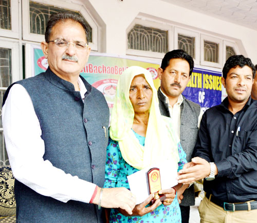 Speaker Legislative Assembly presenting financial assistance to a woman. Speaker Legislative Assembly presenting financial assistance to a woman.