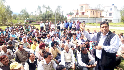Chief Spokesperson Congress, Ravinder Sharma addressing a gathering of protesting farmers at Sunderbani on Wednesday. Chief Spokesperson Congress, Ravinder Sharma addressing a gathering of protesting farmers at Sunderbani on Wednesday.
