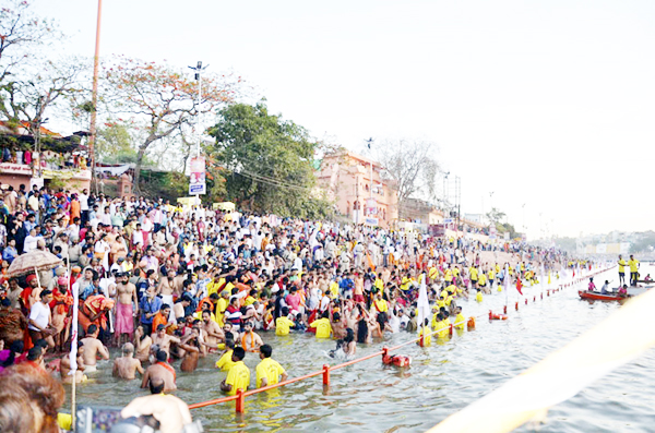 Devotees taking Holy dip in Shipra river on first day of Simhatha Kumbh in Ujjain on Friday. (UNI ) Devotees taking Holy dip in Shipra river on first day of Simhatha Kumbh in Ujjain on Friday. (UNI )