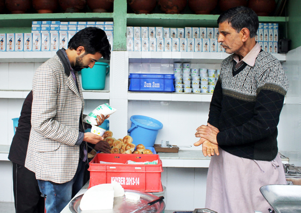 A vendor sells Khyber milk in Pulwama despite ban on Tuesday.— Excelsior/ Younis Khaliq A vendor sells Khyber milk in Pulwama despite ban on Tuesday.— Excelsior/ Younis Khaliq