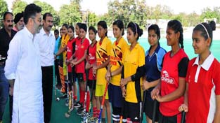 Minister for IT, Tech Edu and YS & Sports, Moulvi Imran Raza Ansari interacting with hockey players during his surprise visit to KK Hakhu Astroturf Hockey stadium. Minister for IT, Tech Edu and YS & Sports, Moulvi Imran Raza Ansari interacting with hockey players during his surprise visit to KK Hakhu Astroturf Hockey stadium.