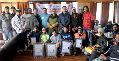 Winners of SnowShoe Championship posing alongwith dignitaries at Gulmarg on Sunday. Winners of SnowShoe Championship posing alongwith dignitaries at Gulmarg on Sunday.