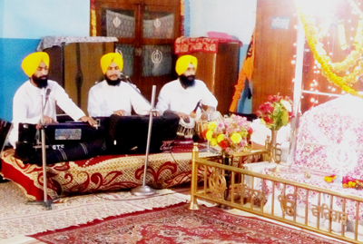 Ragi Jatha recites Gurbani Path at Gurudwara Chanda Singh Ji at Jain Bazar in Jammu on Wednesday. Ragi Jatha recites Gurbani Path at Gurudwara Chanda Singh Ji at Jain Bazar in Jammu on Wednesday.