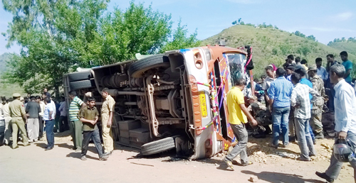 People rescue accident victims. —Excelsior/Bhat People rescue accident victims. —Excelsior/Bhat